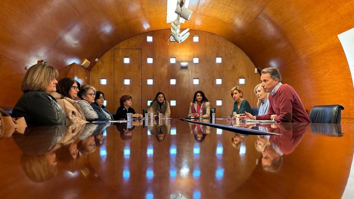 Reunión del alcalde con la empresa prestadora del Servicio de Ayuda a Domicilio en Lorca.