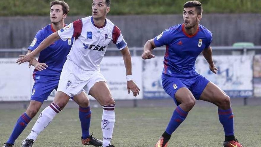 Jimmy espera un balón ante la presencia de los oviedistas Josín y Carlos Cano.