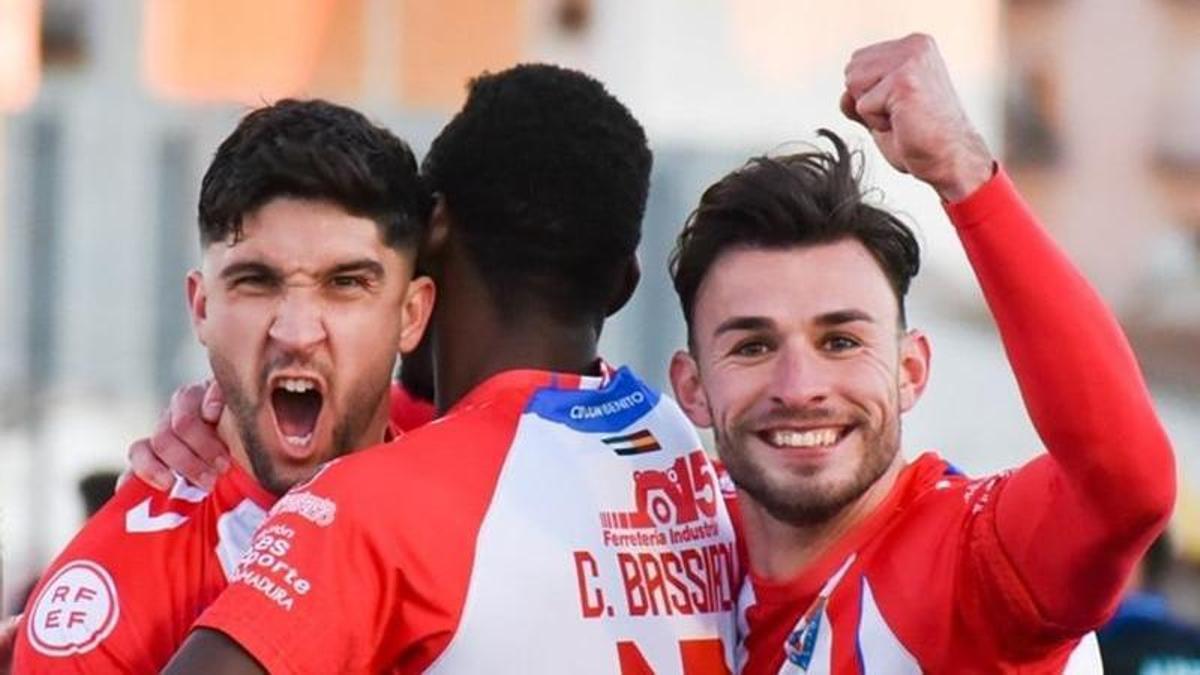 Varios jugadores del Don Benito celebran uno de los goles.