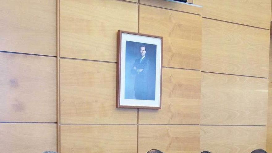 En la mesa, por la izquierda, Fermín Rodríguez, Ángel García, Adrián Barbón y José Luis Alperi, durante la reunión de ayer en Pola de Siero.