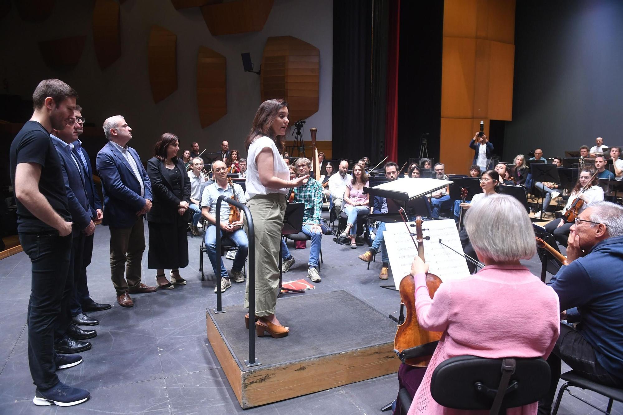 La alcaldesa de A Coruña y el presidente de la Diputación acuden a un ensayo de la Orquesta Sinfónica de Galicia