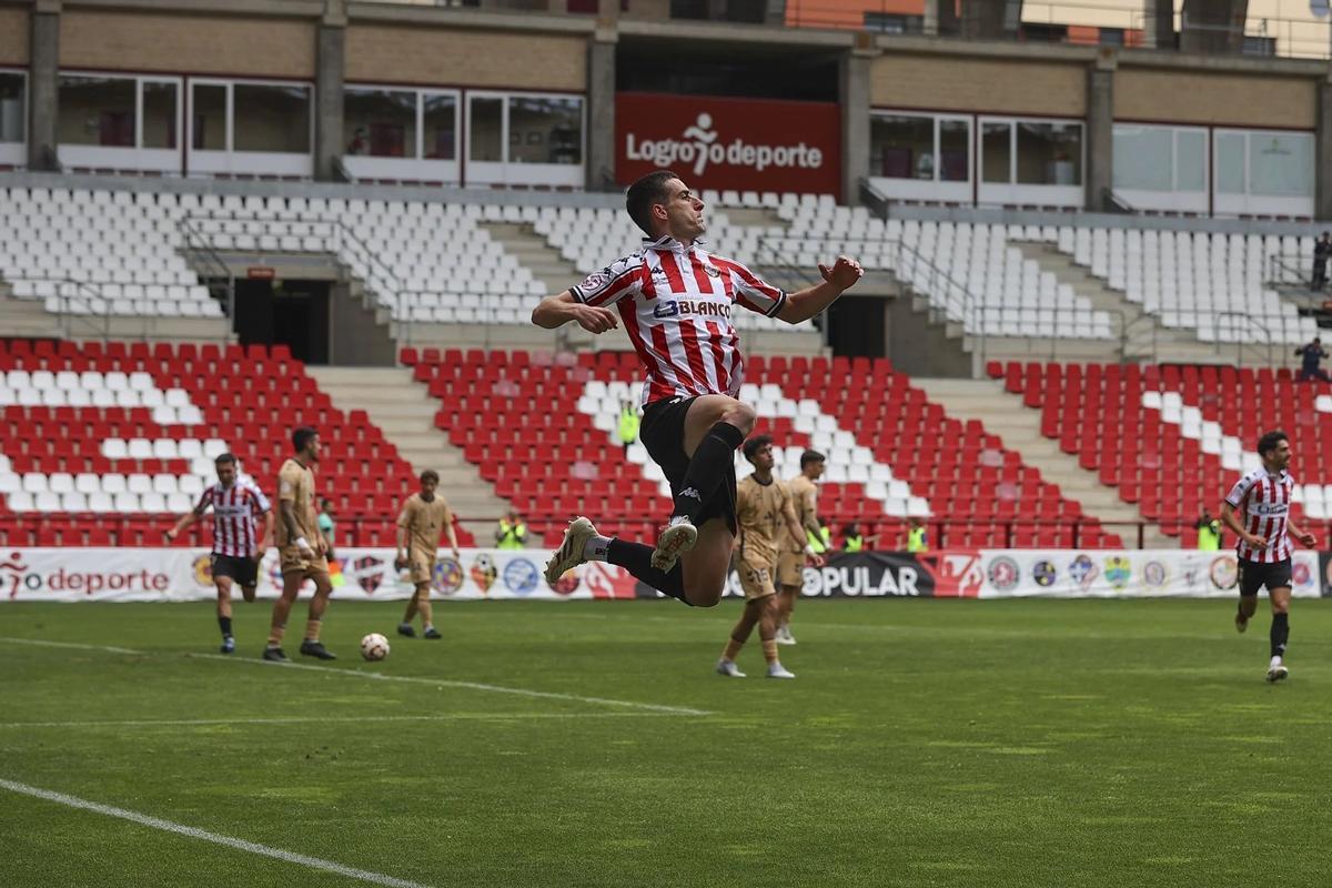 Álvaro García celebra un gol durante su etapa en la SD Logroñés.