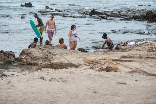 Dia de lunes festivo en la Playa del Confital