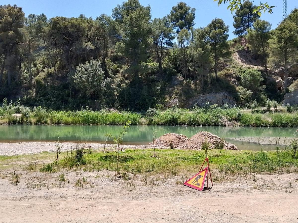 Zona de obras en la playa fluvial de Bugarra.