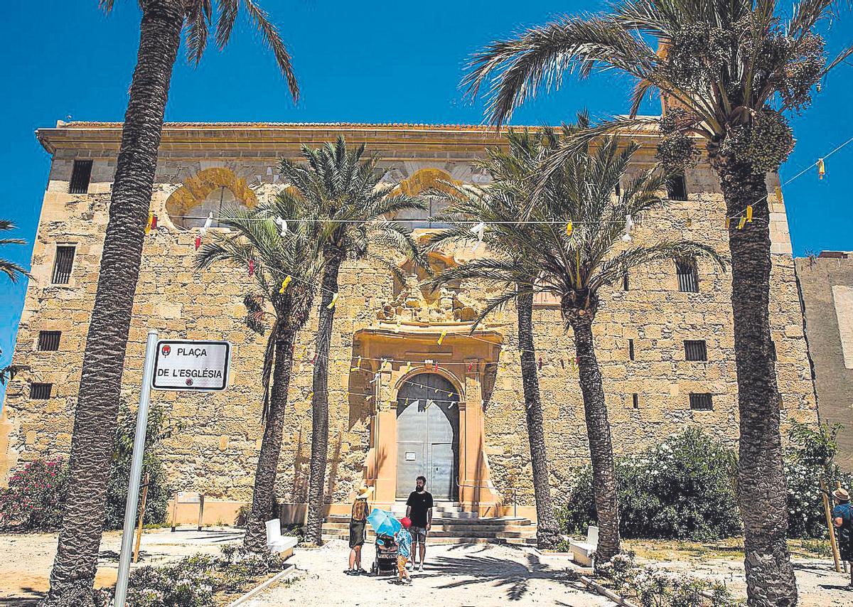 Fachada de la Iglesia de San Pedro y San Pablo.