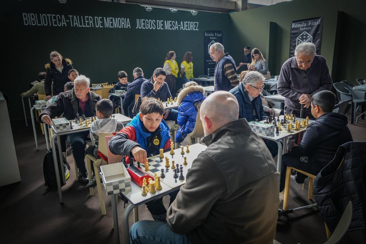 Público en una edición anterior de la Feria de los Mayores, en el espacio destinado al ajedrez.