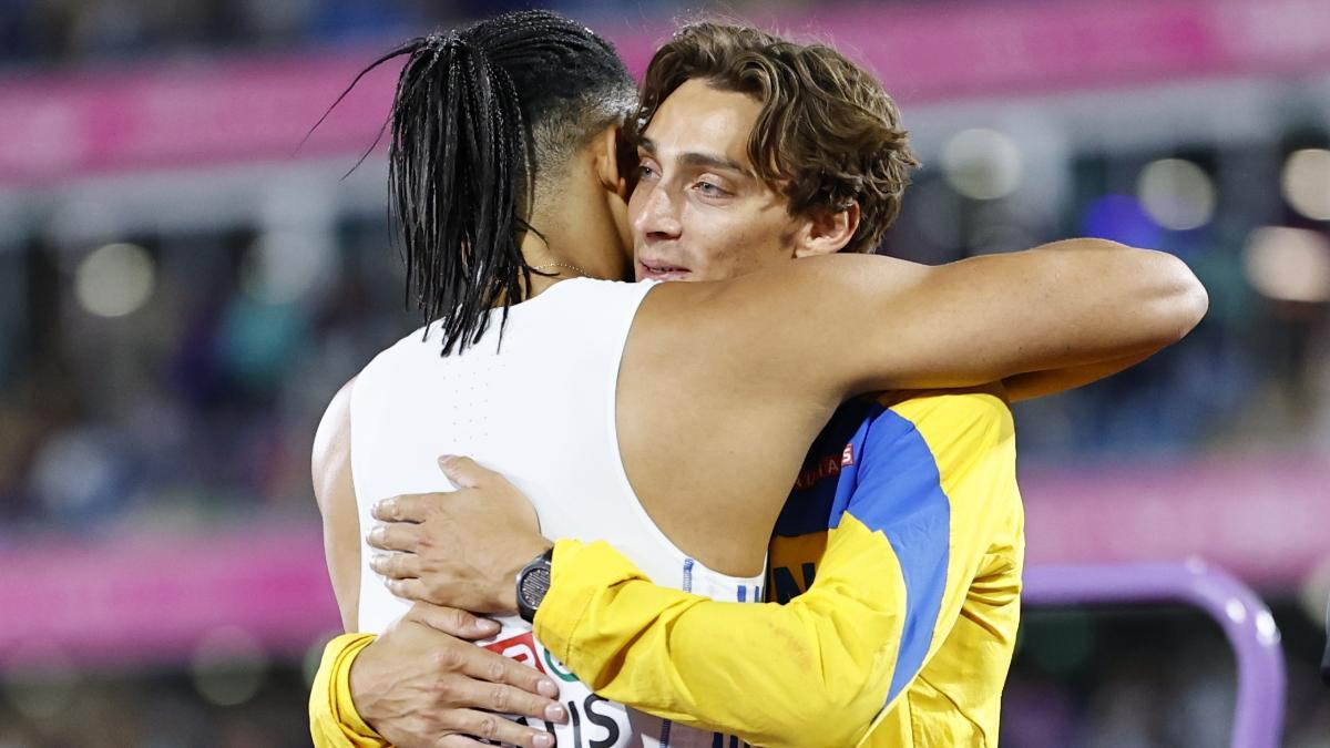 Preciosa imagen de respeto y admiración entre Karalis y Duplantis