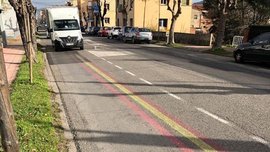 Pinten els carrers de la travessera d&#039;Olot amb els colors de la bandera d&#039;Espanya