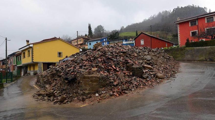 Los escombros de una casa derribada en Cortina.