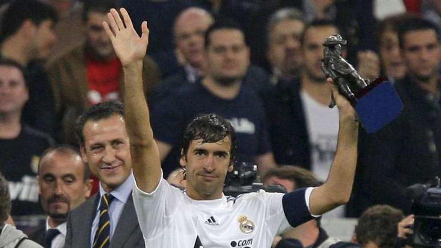 Raúl recibe un homenaje en el Bernabéu. // Juanjo Martín