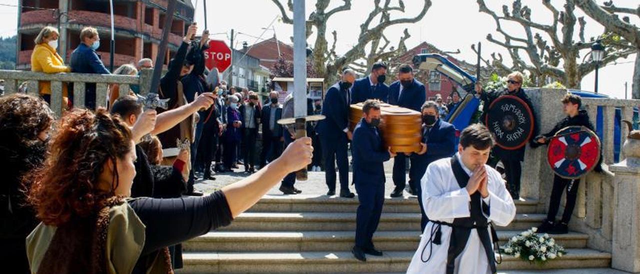 Los vikingos despidieron al “rey
 Manolón” con espadas
y escudos.   | //  IÑAKI ABELLA