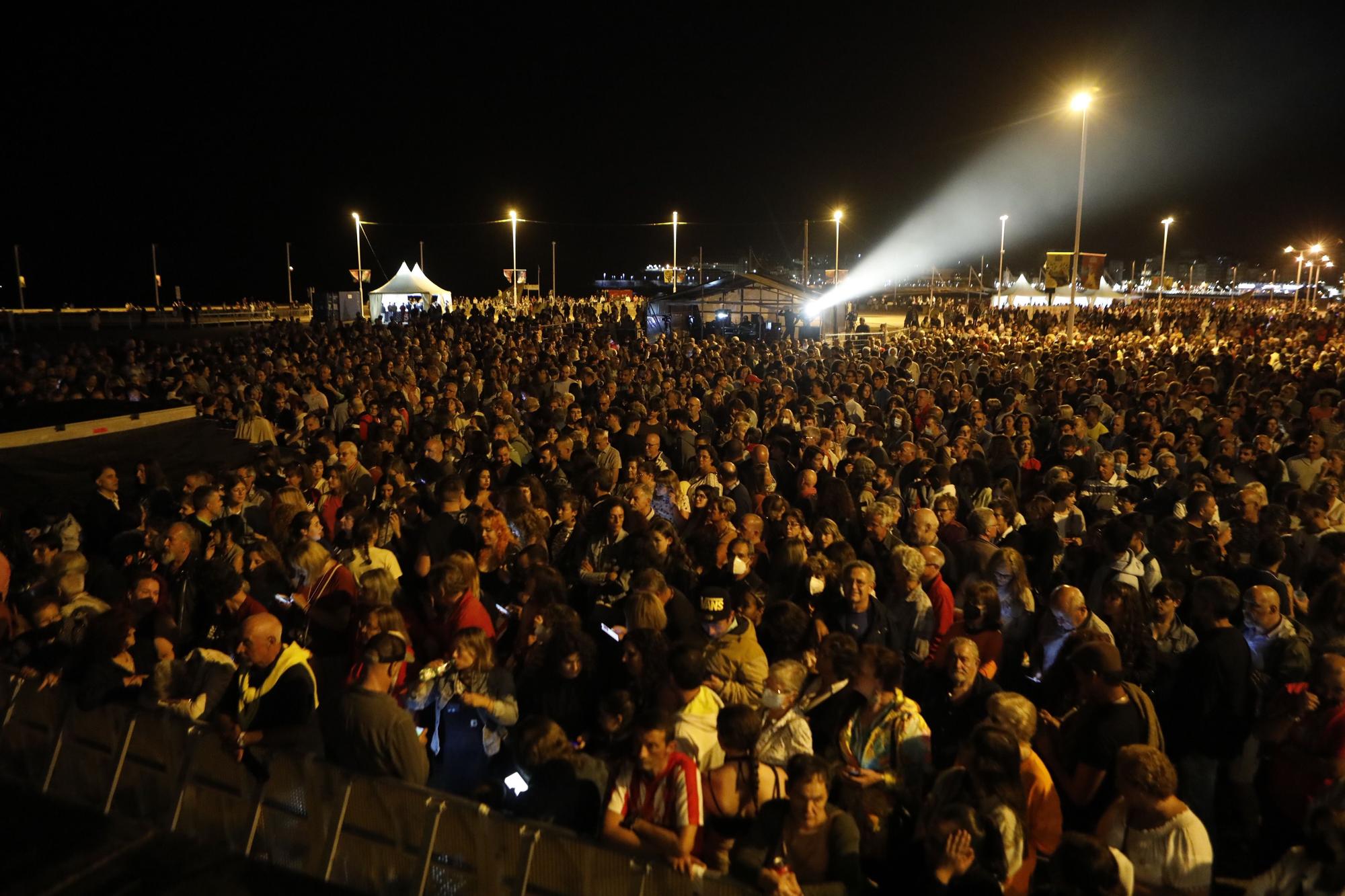 En imágenes: Concierto de Rodrigo Cuevas en la playa de Poniente