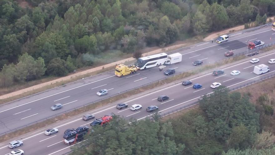 Un ferit crític, un menys greu i tres lleus en un xoc entre un bus escolar i un camió a l&#039;AP-7