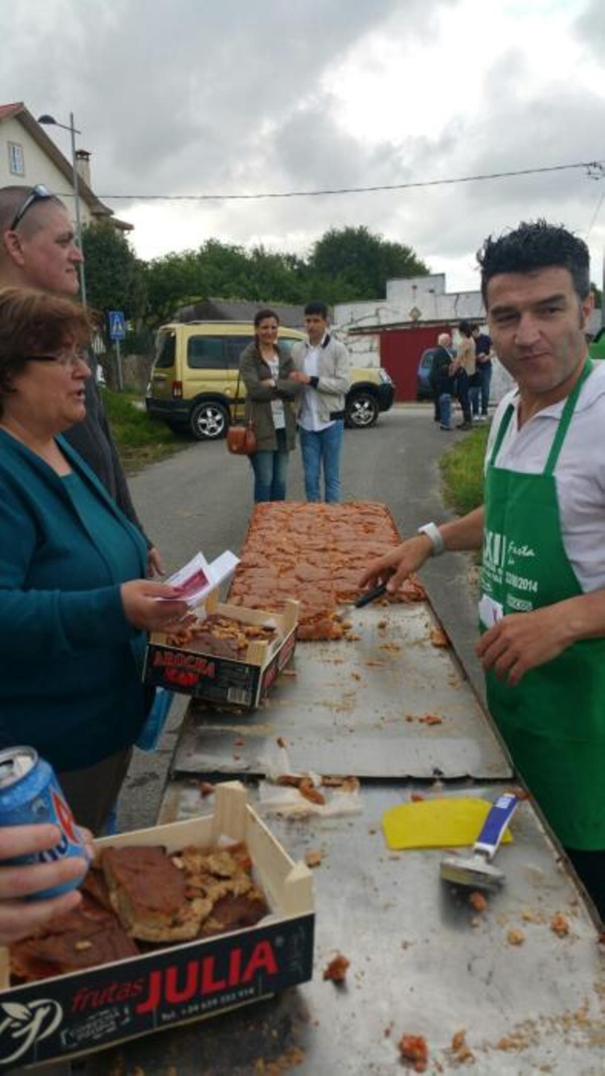 La fiesta de la localidad de Valga cumple 24 años y vuelve a servir una empanada de varios metros de longitud y diferentes sabores