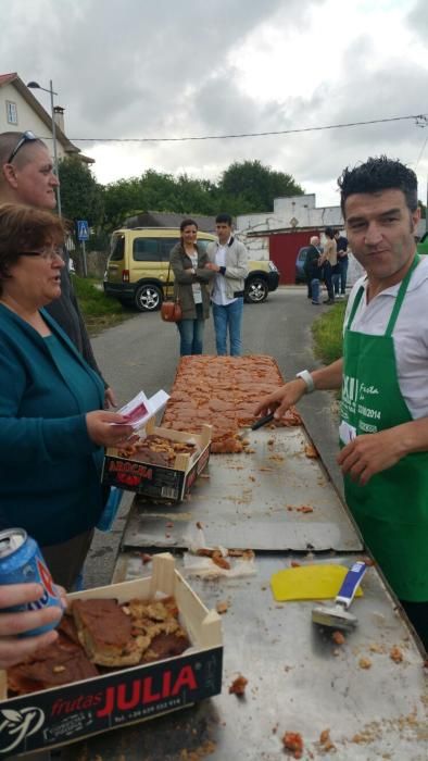 La fiesta de la localidad de Valga cumple 24 años y vuelve a servir una empanada de varios metros de longitud y diferentes sabores