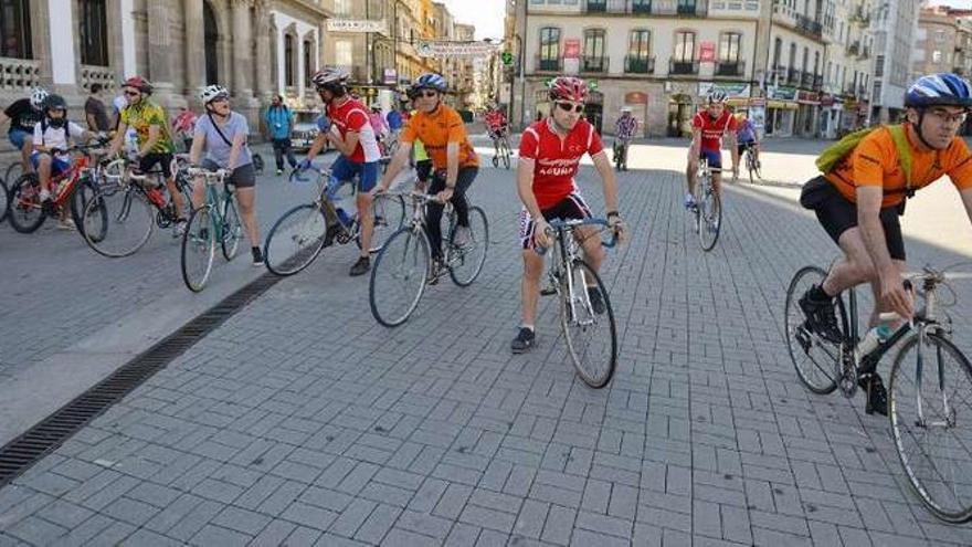 Los participantes, ayer, a su salida de la plaza de España.