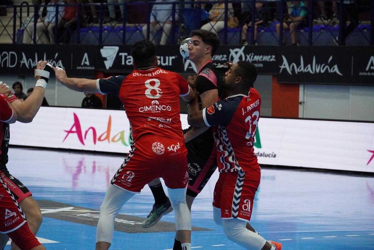Dani Serrano pugna con la defensa del Alicante.