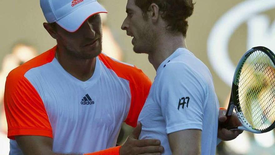 Zverev saluda a Murray tras el partido en el que el británico quedó eliminado del Abierto de Australia.