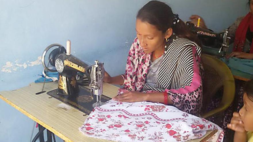 Una joven aprende a coser en el centro impulsado por Via Oberta a Nepal.