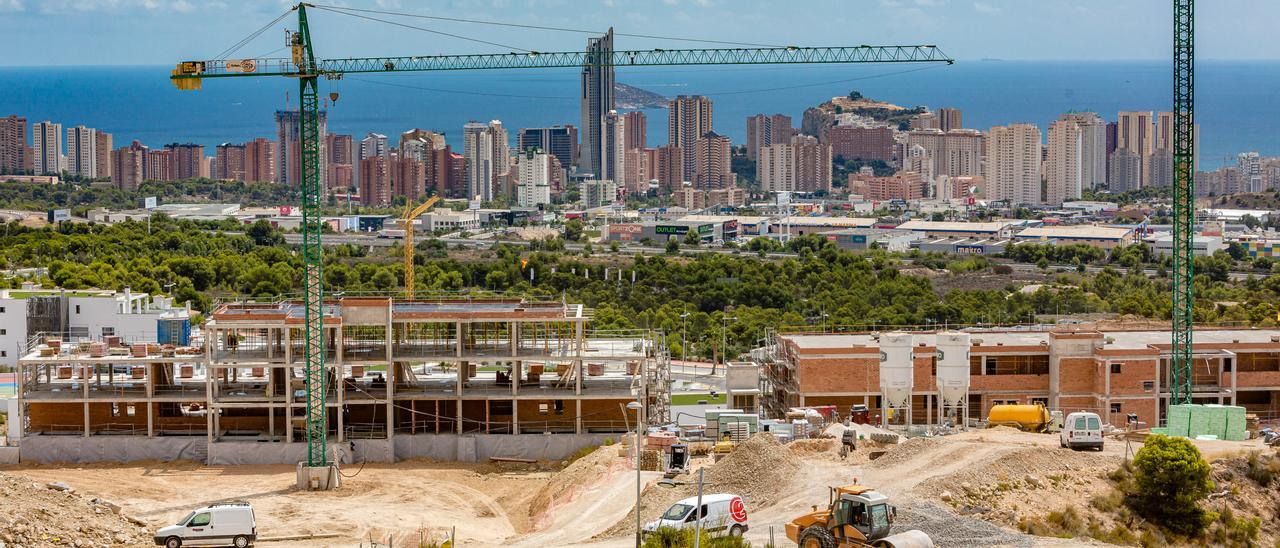 Edificios en construcción en el entorno de Benidorm.