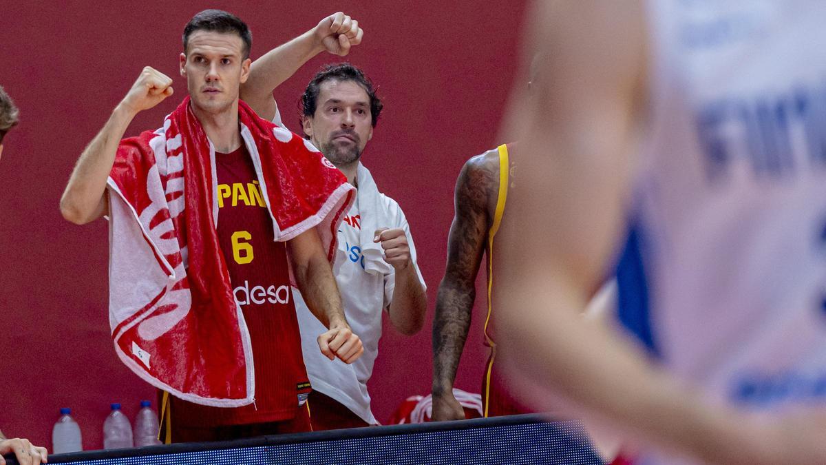Xabi López-Arostegui y Sergio Llull celebran una canasta desde el banquillo
