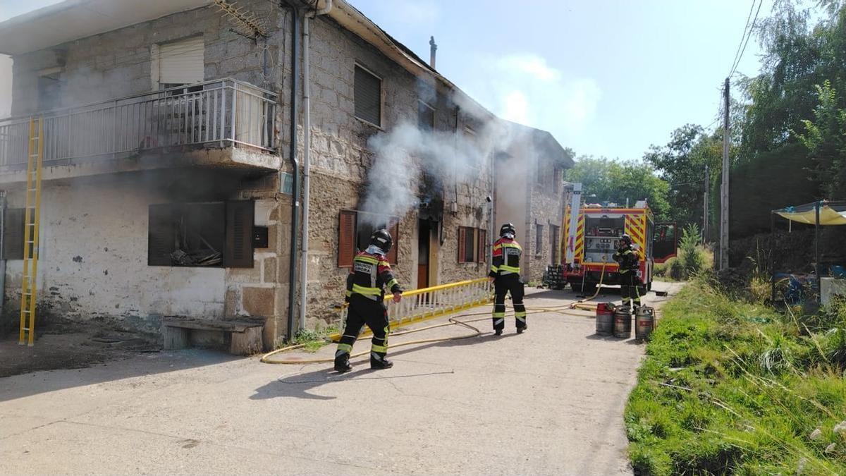 GALERÍA | Incendio en una vivienda de Barrio de Lomba