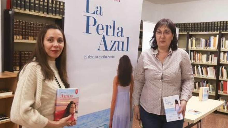 Presentación del libro de Mara Mollá, con la autora (i) y la concejal de Cultura, ayer en Moixent.