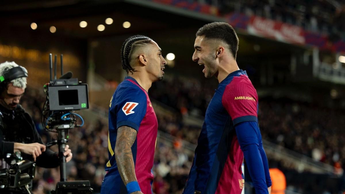 Ferran Torres celebrando un gol con Raphinha en la goleada ante el Valencia