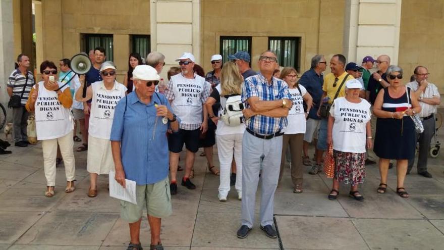 Pensionistas concentrados en la plaza del Ayuntamiento de Alicante