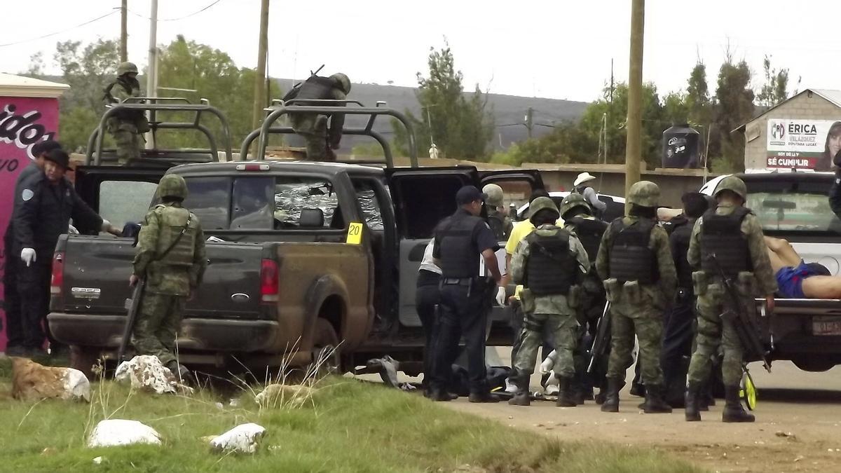 Las fuerzas del orden llegan al lugar del tiroteo.