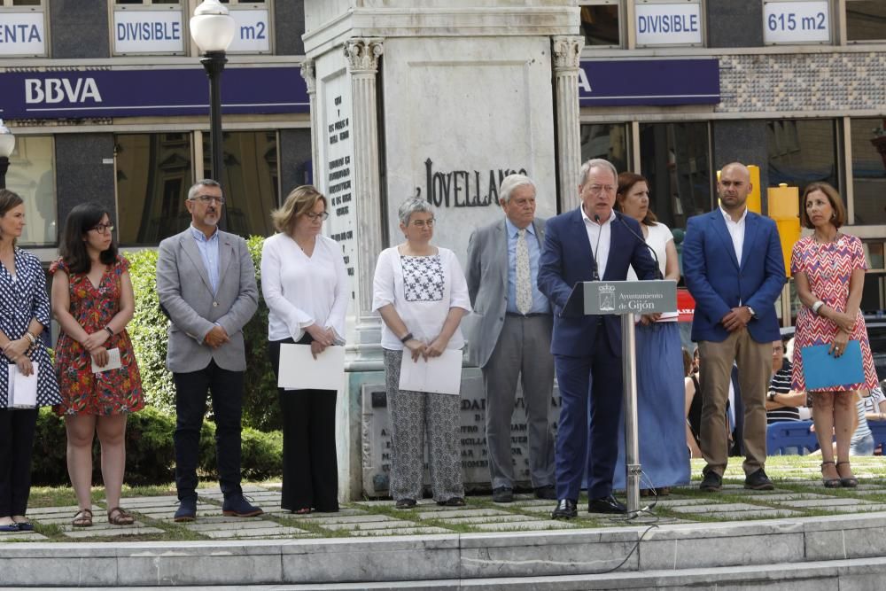 Ofrenda floral a Jovellanos