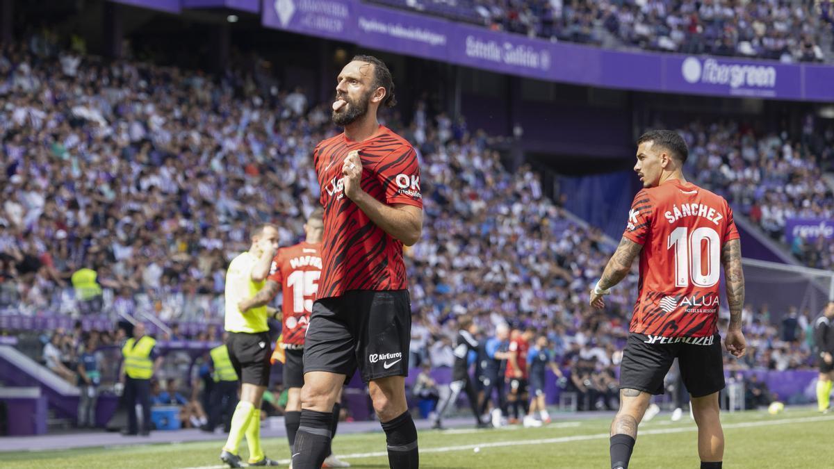 Muriqi se señala el escudo tras marcar uno de sus dos goles al Valladolid.