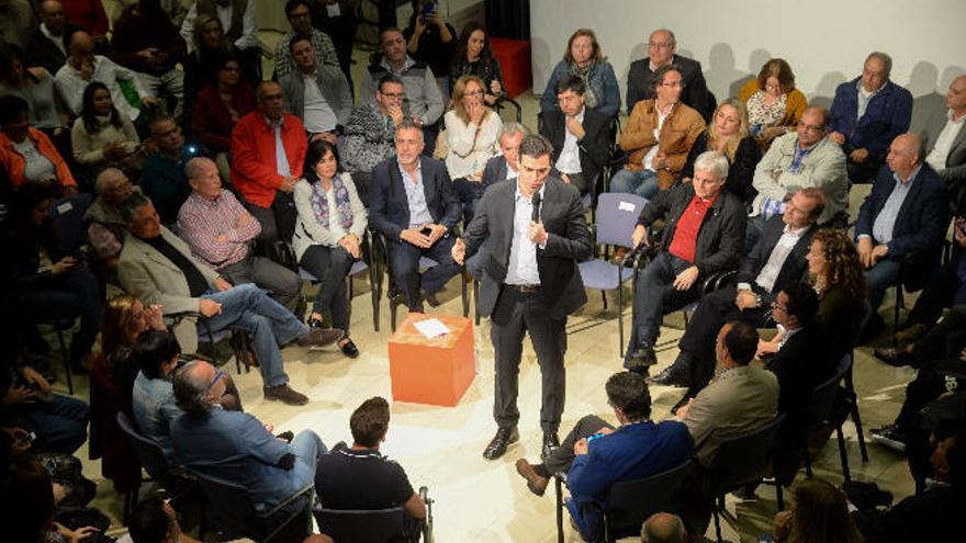 Pedro Sánchez se reunión con militantes y cargos públicos y orgánicos del PSOE en el Auditorio Alfredo Kraus