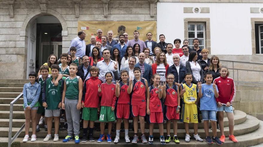 Representantes políticos, de la organización del Memorial y de los equipos que disputarán el torneo de minibasket, ayer en el Marco. // Cristina Graña