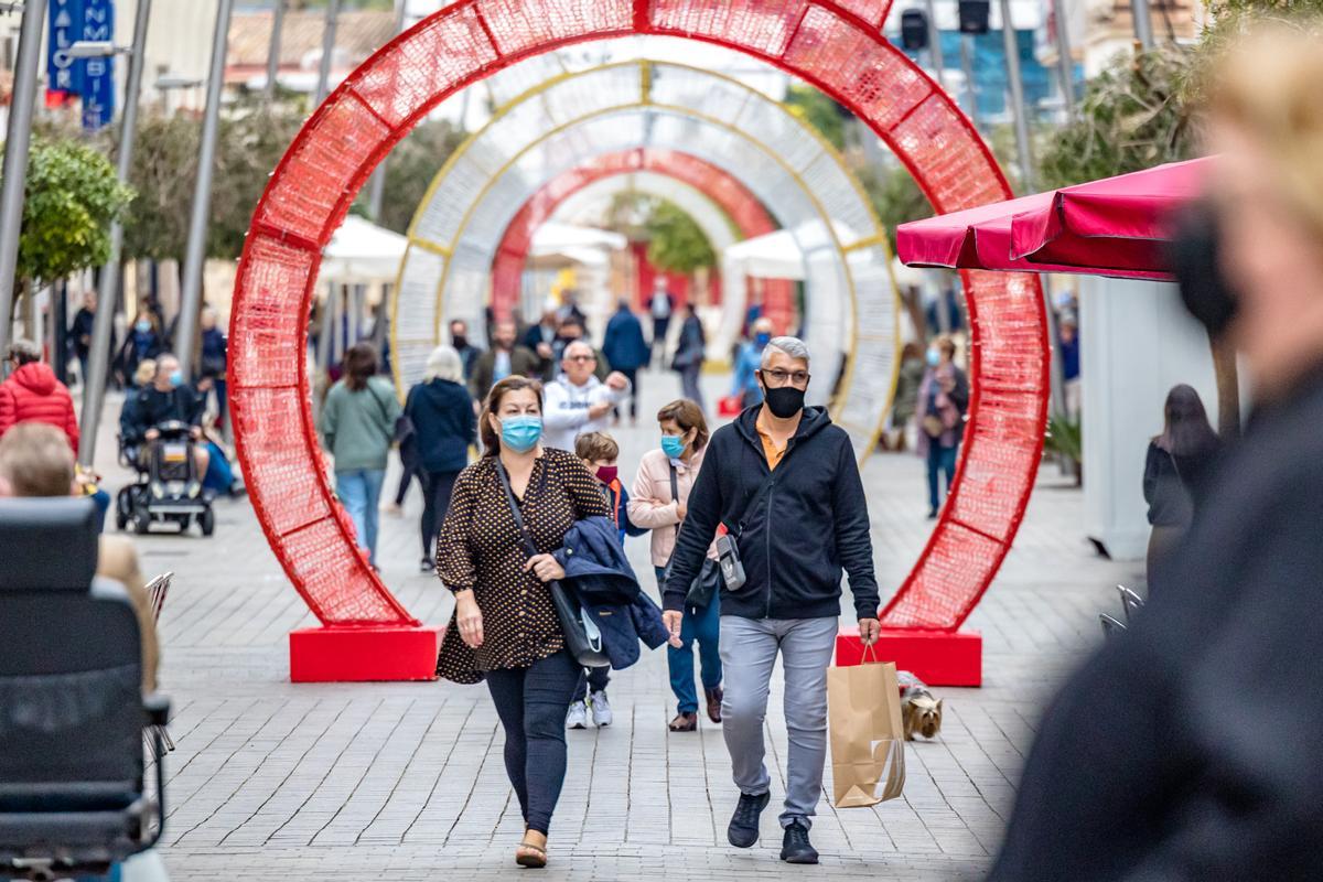 Personas realizando distintas compras navideñas durante la pasada campaña de bonos-consumo en Benidorm.