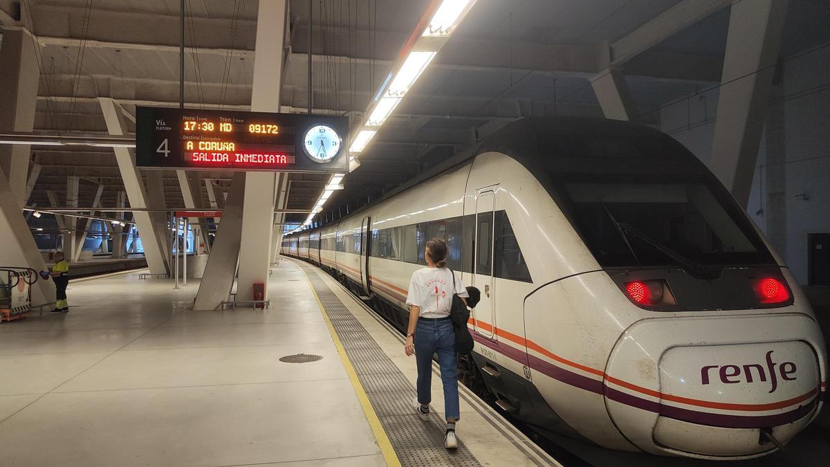 Un tren de Media Distancia en la estación de Vigo-Urzáiz