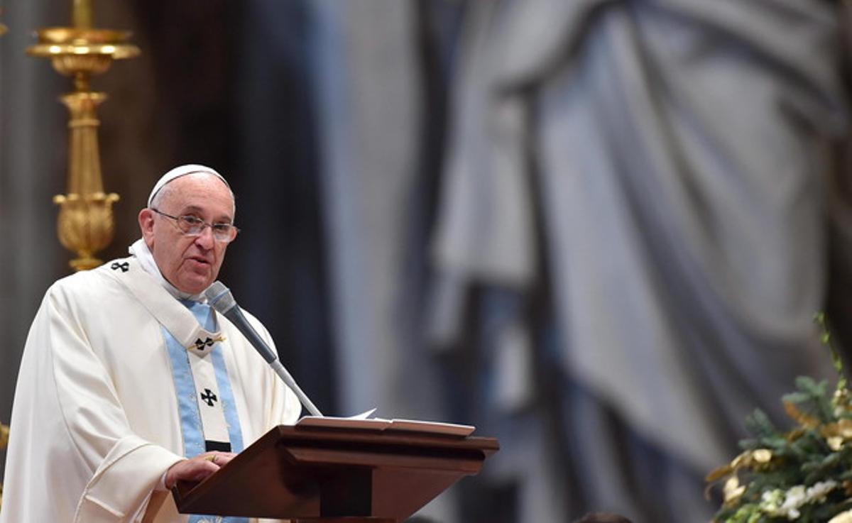 El papa Francesc oficia la missa dedicada a la Verge Maria a la basílica de Sant Pere del Vaticà, avui. El papa Francesc oficia la missa dedicada a la Verge Maria a la basílica de Sant Pere del Vaticà, avui.
