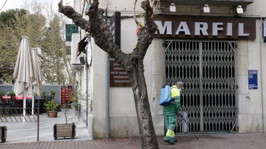 Un treballador municipal de la Jonquera ruixant els carrers amb aigua i lleixiu