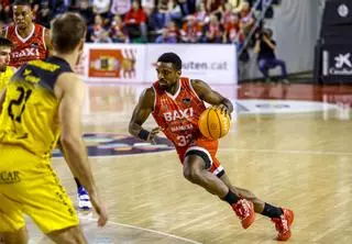 Retin Obasohan, del Baxi Manresa, tira tirs lliures amb la mà esquerra per l'esquinç que té al canell dret