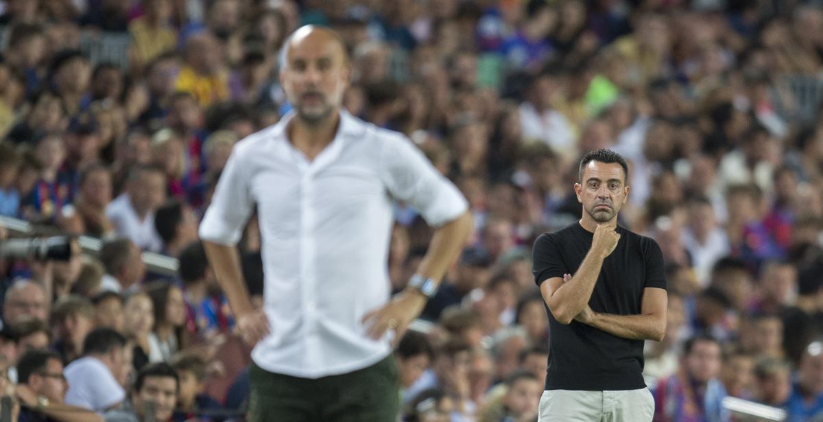 Xavi y Guardiola en la banda durante el partido en favor de la lucha contra la ELA entre el FC Barcelona y el Manchester City.  