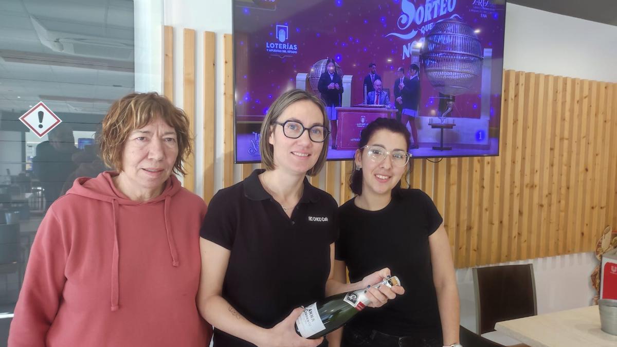 Propietaria y trabajadoras del bar de Quiruelas que ha vendido parte del tercer premio.