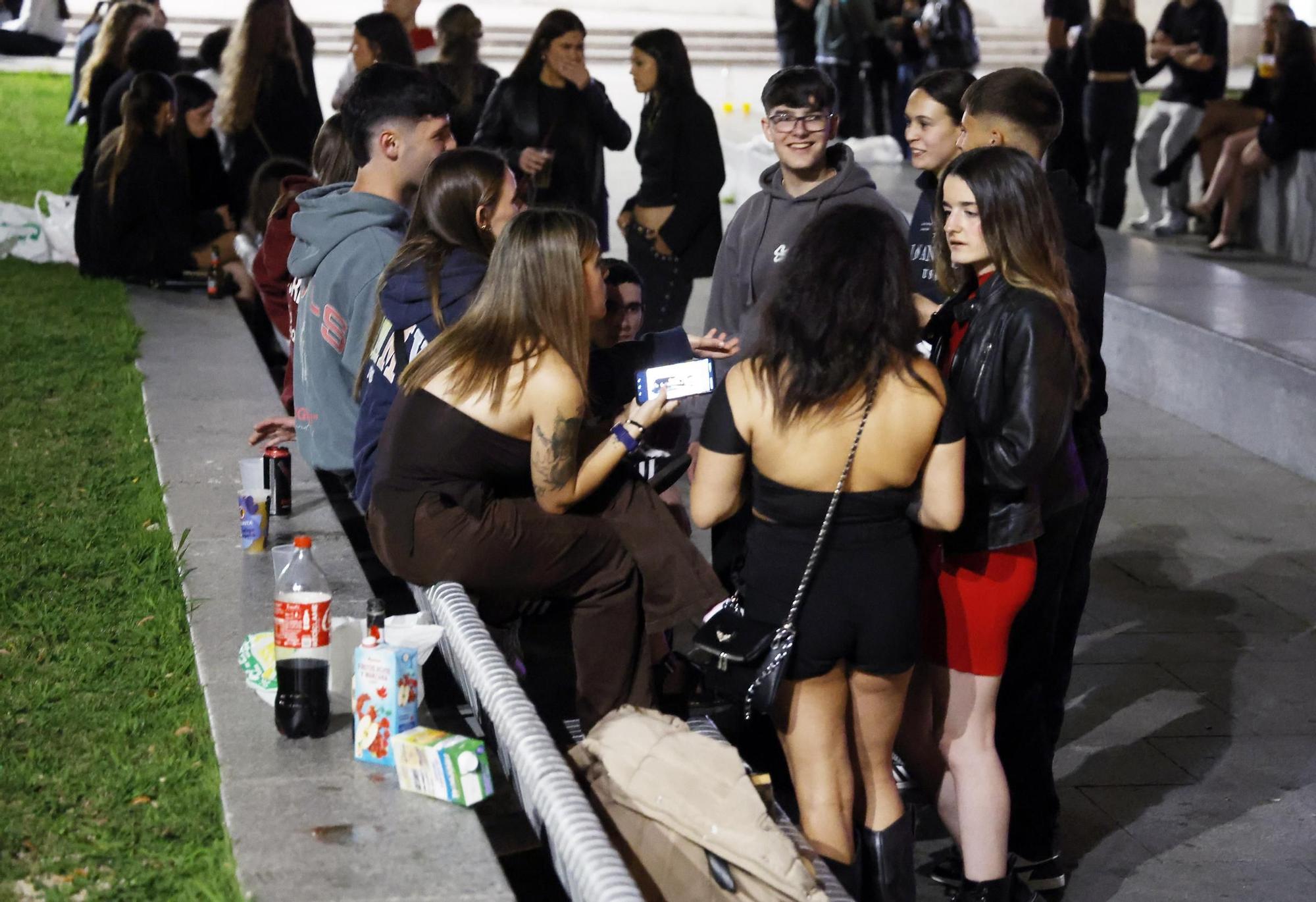 Estudiantes celebran el fin de los exámenes de la PAU y Universidad