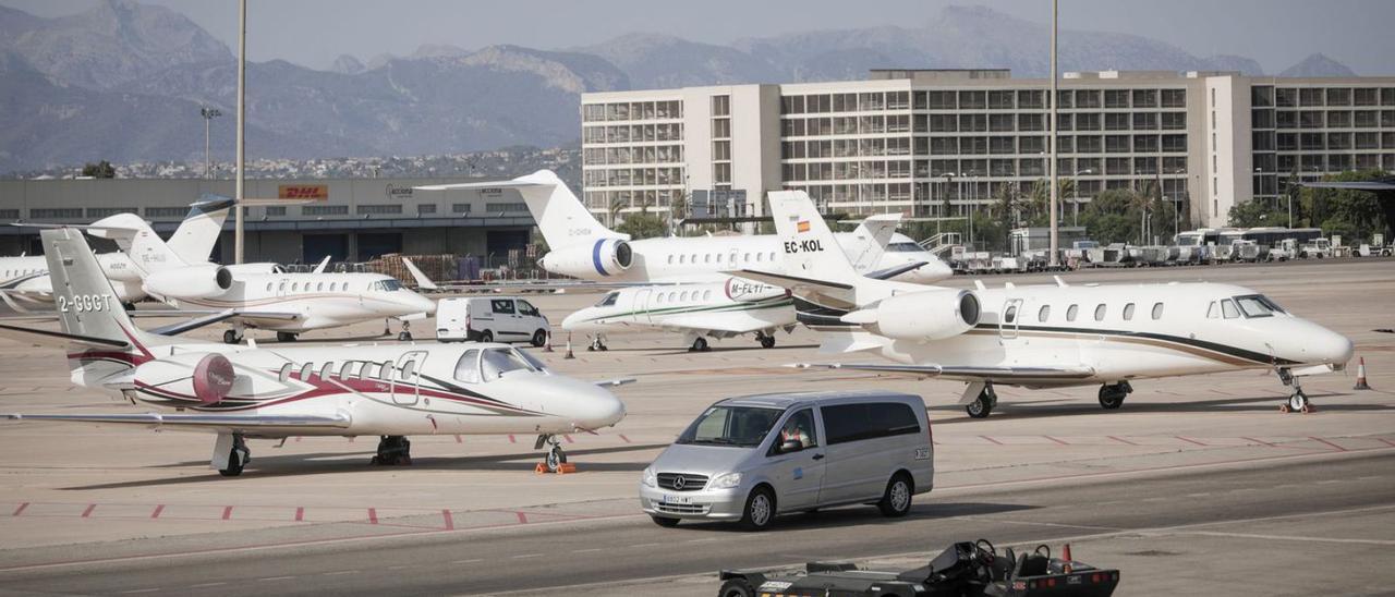 La imagen de Son Sant Joan rebosante de aviones privados ya es habitual.