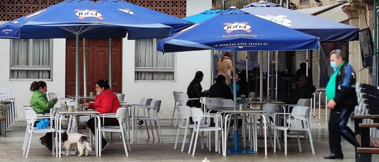 La calle peatonal de Porriño concentra numerosos comercios y locales de hostelería. |   // D.P.