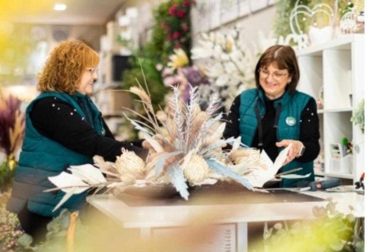 Mari Carmen y su empleada, en la tienda.