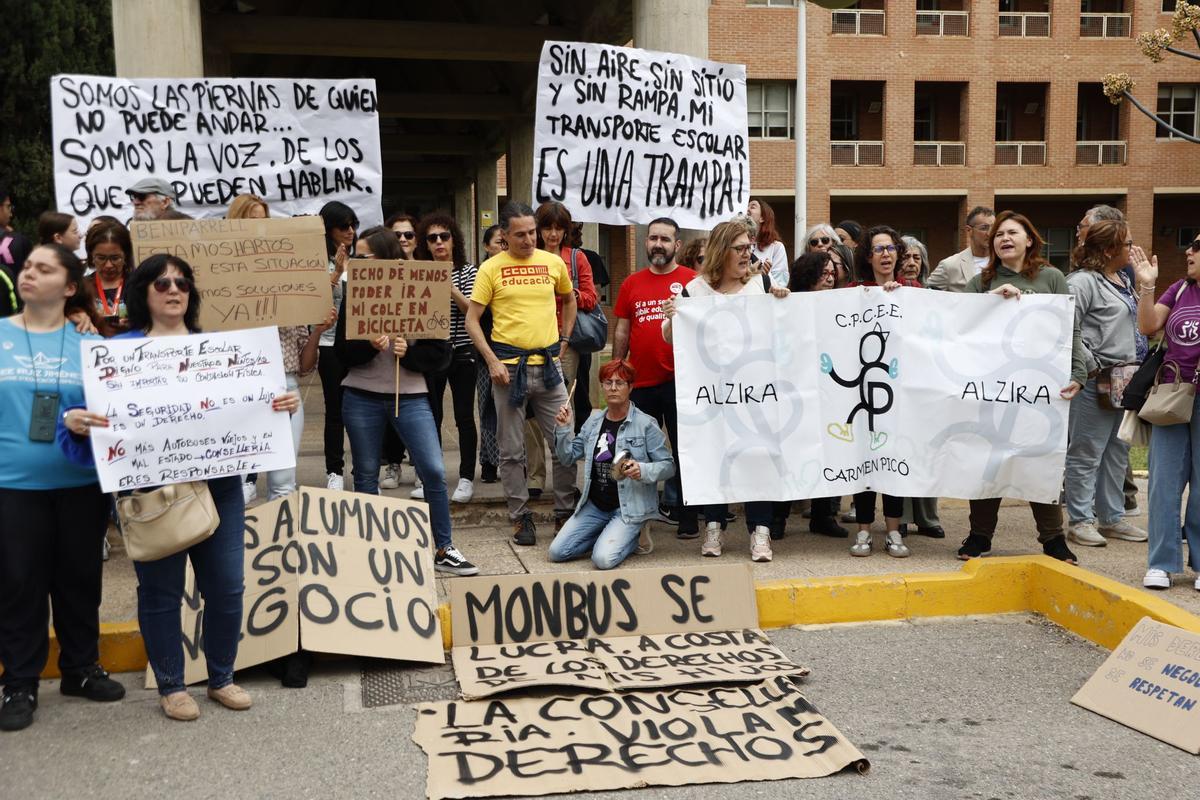 Protesta de familias de centros de educación especial por los retrasos en el autobús escolar.