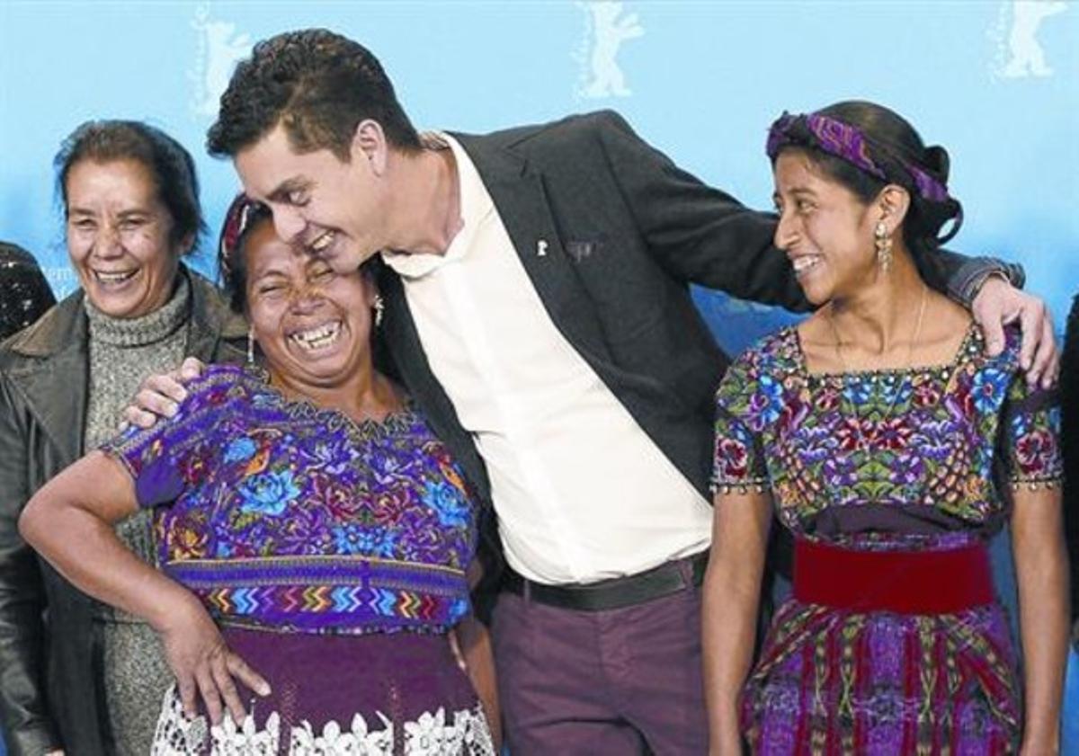 El director de 'Ixcanul', Jayro Bustamante, con las actrices Maria Telon (izquierda) y Maria Mercedes Coroy, ayer.
