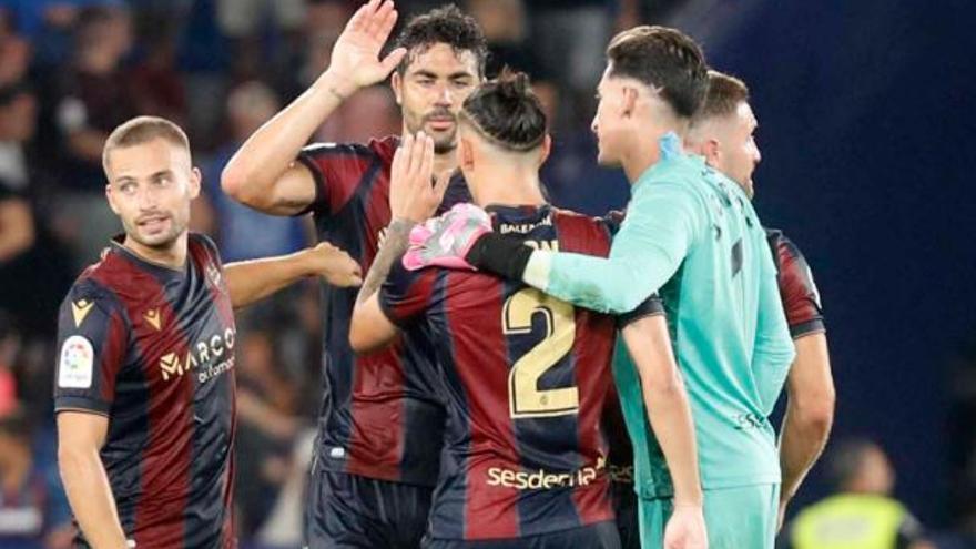 Los jugadores del Levante UD celebran la victoria contra el Tenerife. | J.M.LÓPEZ