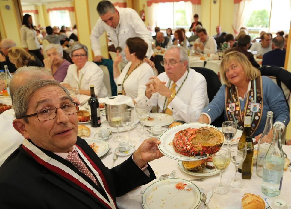 Integrantes de una treintena de cofradías gastronómicas acuden a la cita anual