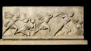 Parte del friso de mármol del Mausoleo de Halicarnaso, en la exposición ’Agón! La competición en la antigua Grecia’. 